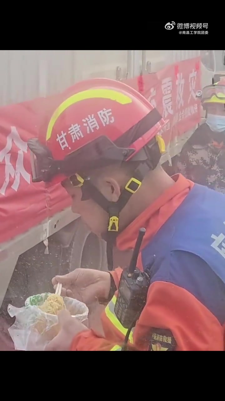 5. 救援消防员两口吞下一碗牛肉面  12月20日,甘肃临夏,积石山县大河家镇大墩村安置点