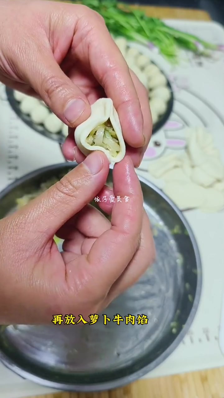 今日分享花饺子手法 主要是把饺子皮擀成椭圆形包出来的饺子就是圆的 擀圆形的饺子皮包出来就长