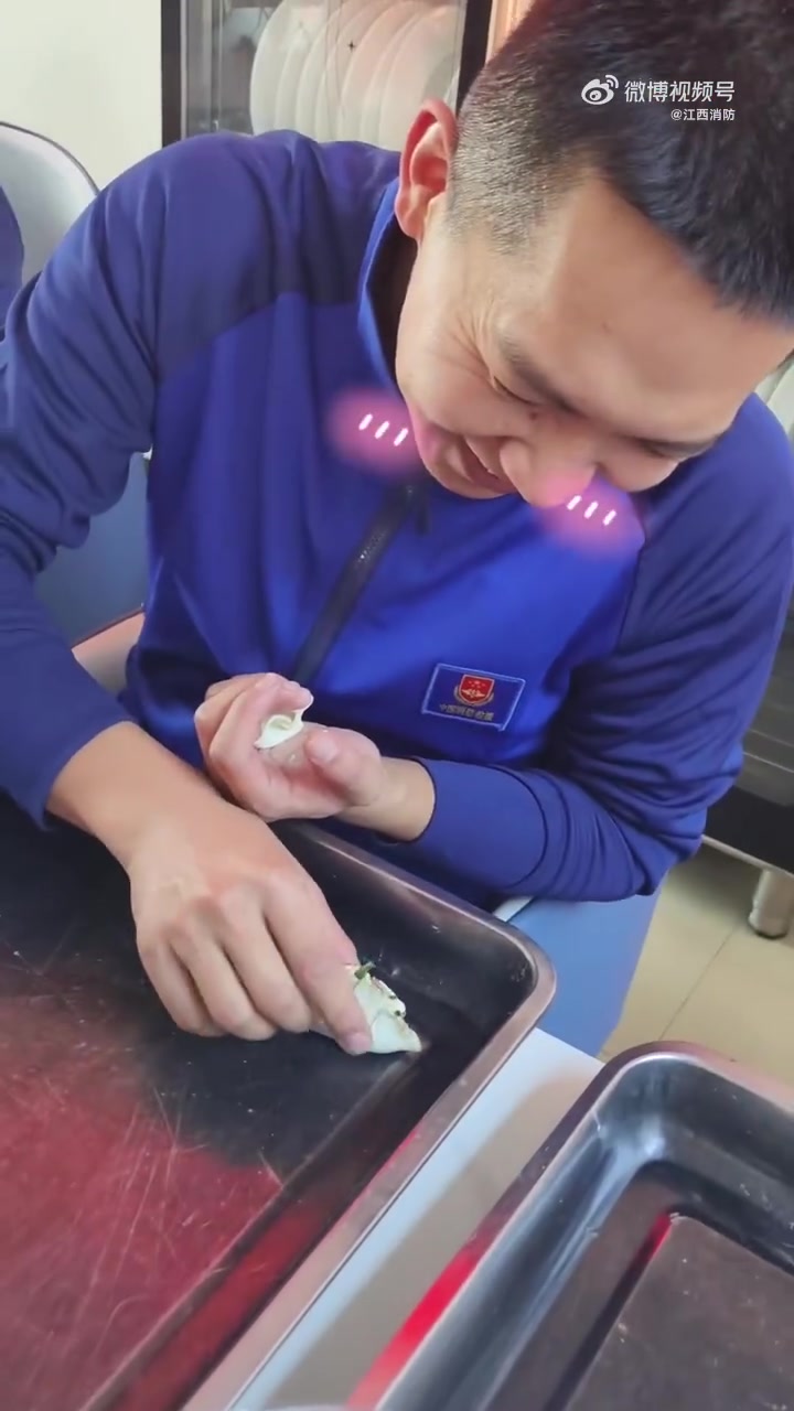 冬至三要三不要今天是 冬至,消防蓝朋友们包的饺子各式各样,有的像金元宝,有的馅儿都漏了,但