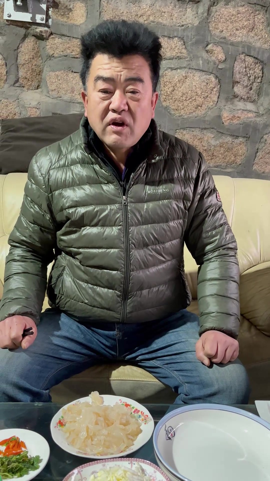 渔民老海今天做一道白菜心凉拌海蜇丝,清脆爽口,做法简单