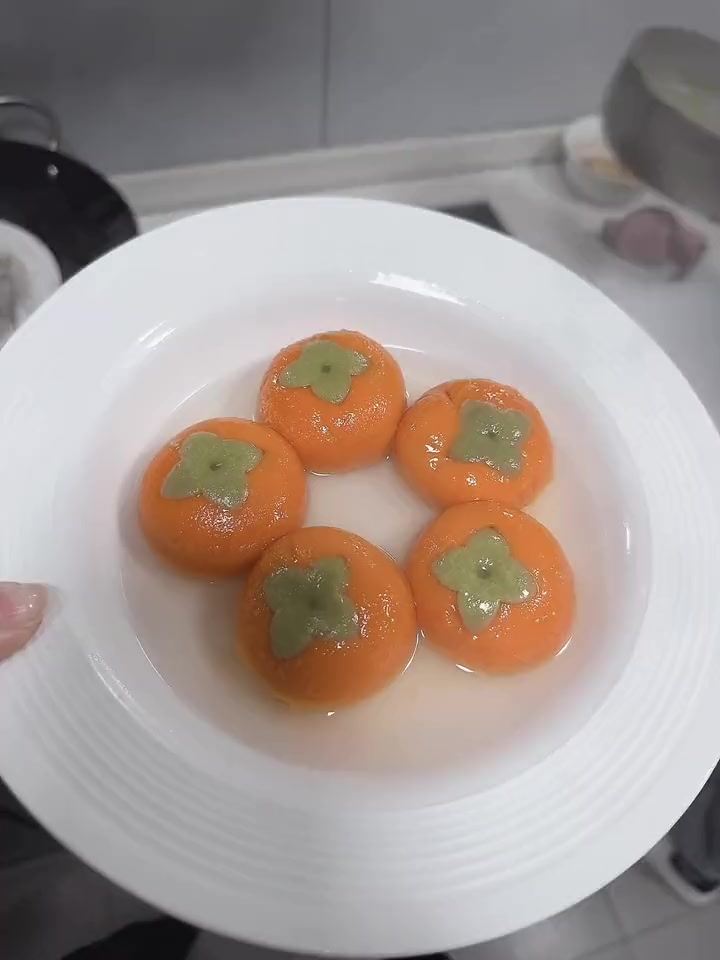 天冷吃汤圆啦 思念新出的柿柿如意 寓意太好了 这个是用胡萝卜汁和的面 没有色素 中间是芝麻