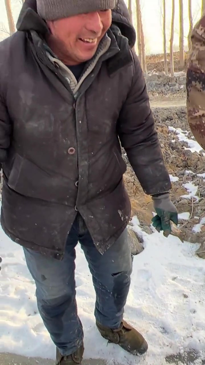 东北农村冬捕 今天咱又来冬捕啦,收获满满,零下2、30度,老叔开心的都不冷了,好多都说捕鱼