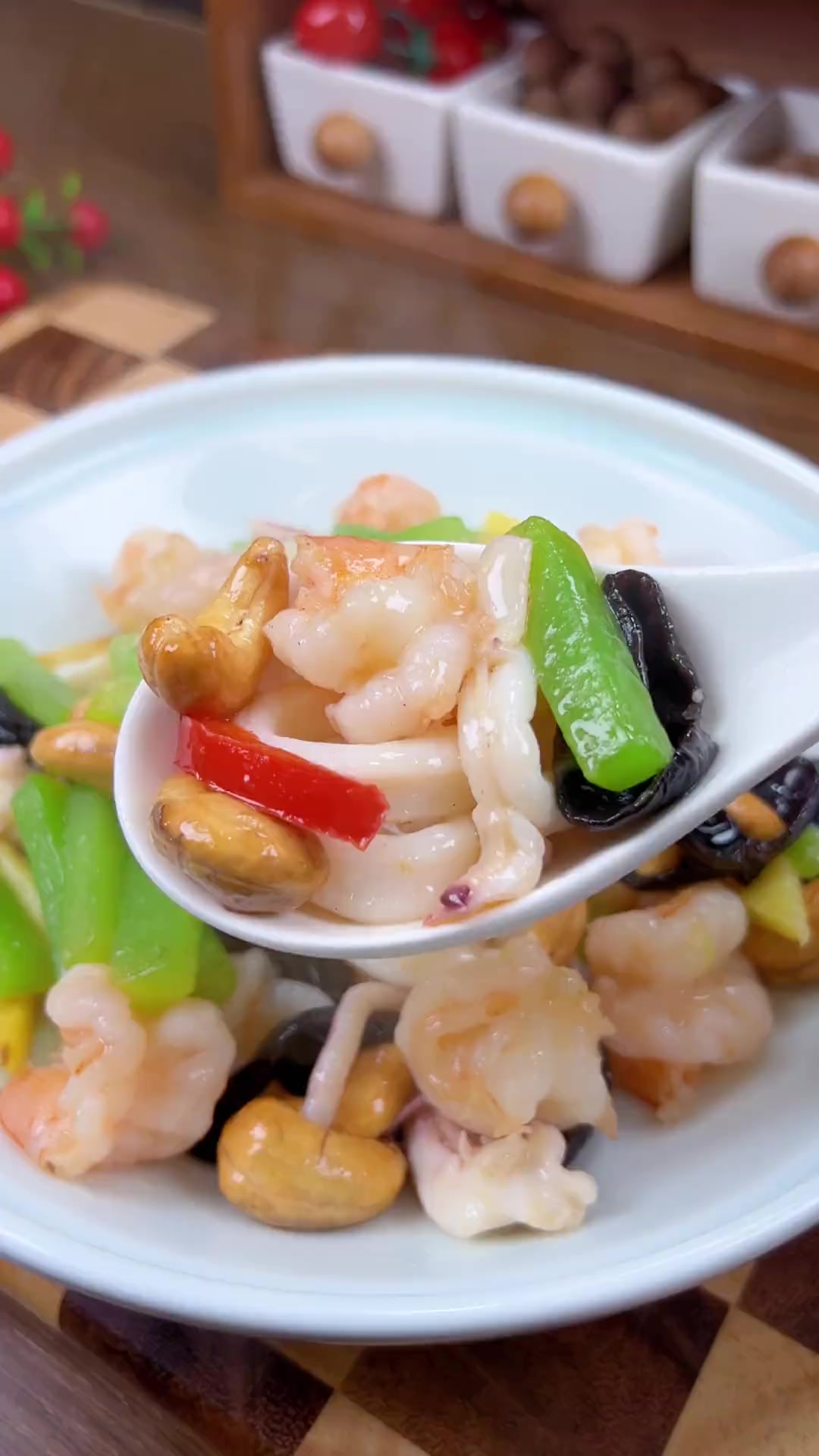 过年的餐桌上不能总是大鱼大肉,做一道清脆爽口的海鲜小炒皇,寓意和和美美 温州美食