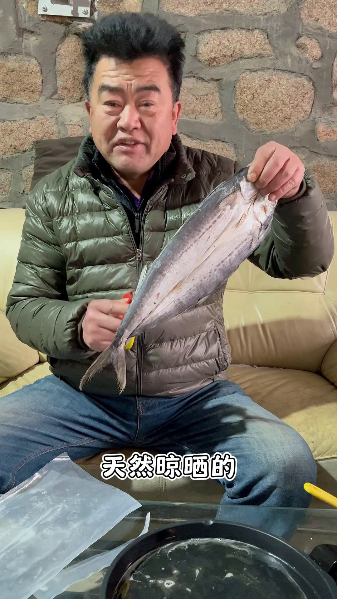 老海给大家做一道香煎鲅鱼干,煎到两面金黄,海水清洗,淡口不咸