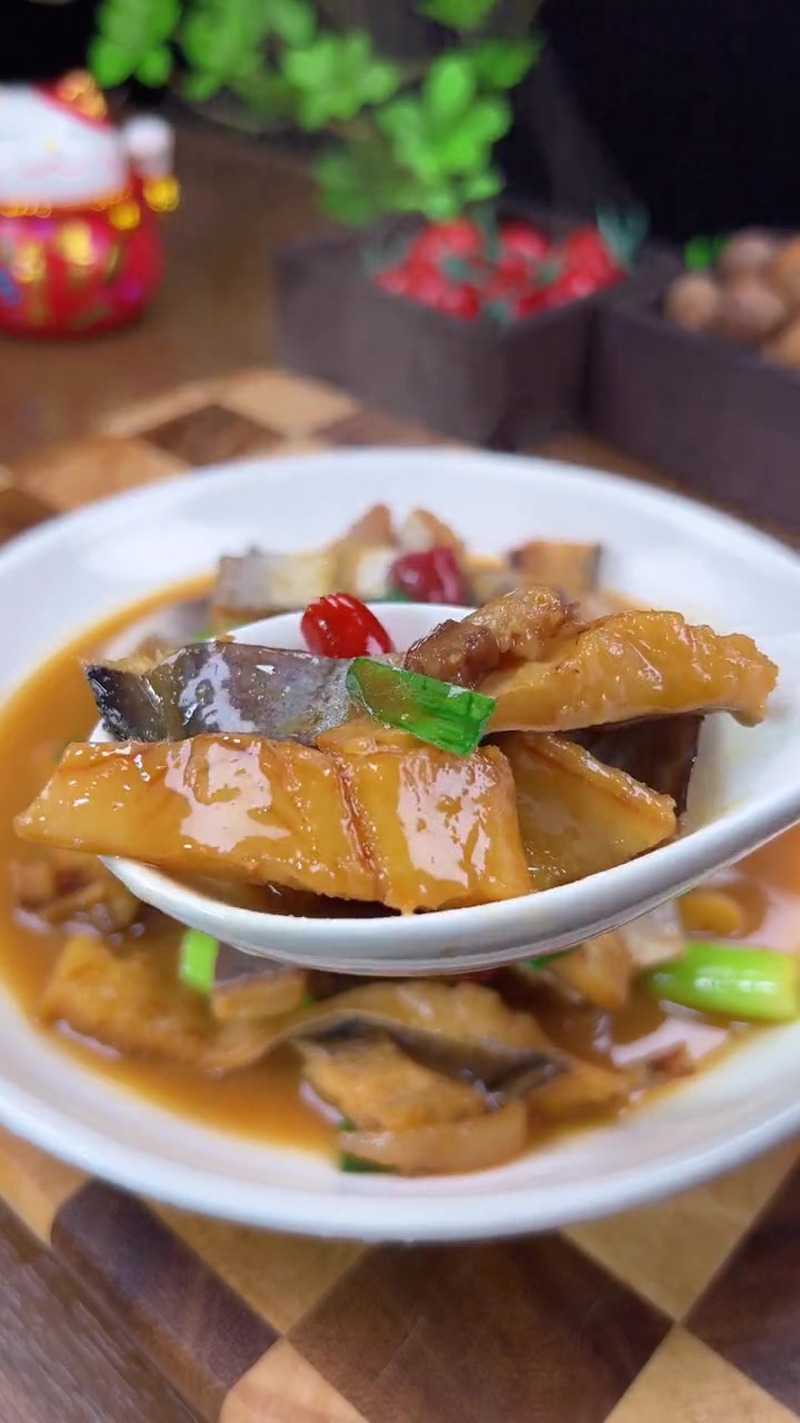 你可以没来过温州,但你一定要试试我们温州的 家烧鳗鱼鲞 咸香好吃,下饭又下酒 温州美食