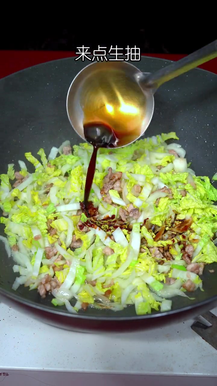 百吃不厌的白菜炝锅面,天冷来一碗简直太幸福啦,鲜香入味,好吃到汤都不剩 这一碗好过瘾 天冷