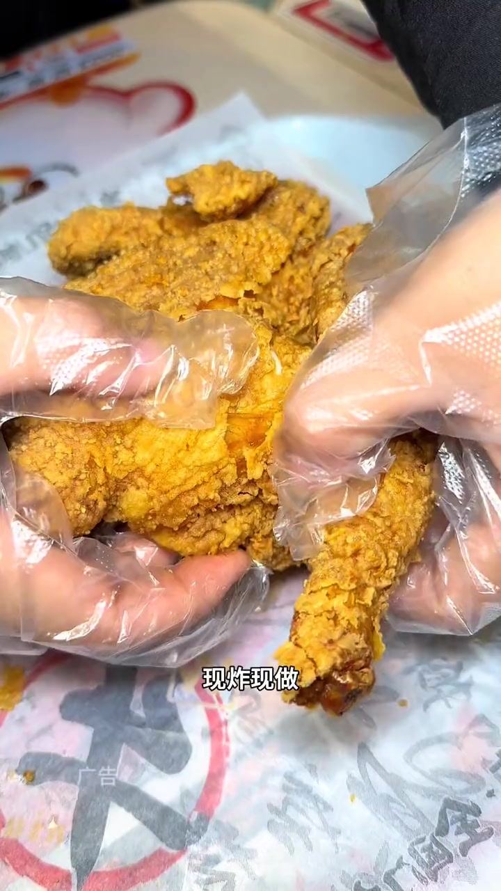 华莱士脆皮全鸡真的太好吃啦。锦衣贺圣诞 华莱士国民汉堡 华莱士年终福利末班车 汉堡界国货之