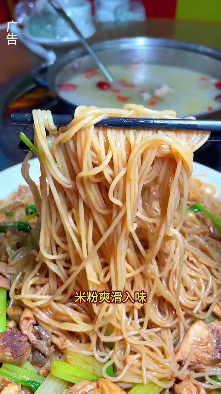 天气冷!69就得猪肚鸡套餐了,就在新民路大锅饭。在视频左下角优惠团购中下单即可。在视频左下