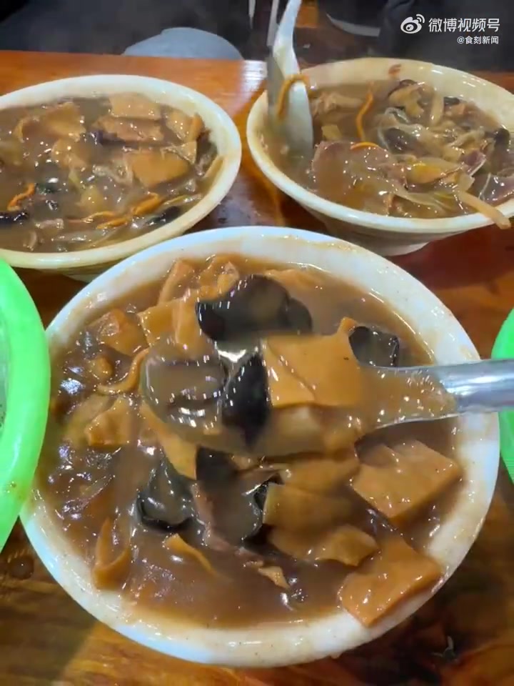 「来河南喝碗正宗的胡辣汤」在河南,清晨不来上碗胡辣汤的话,就总会觉得嘴里少了点什么,毕竟没