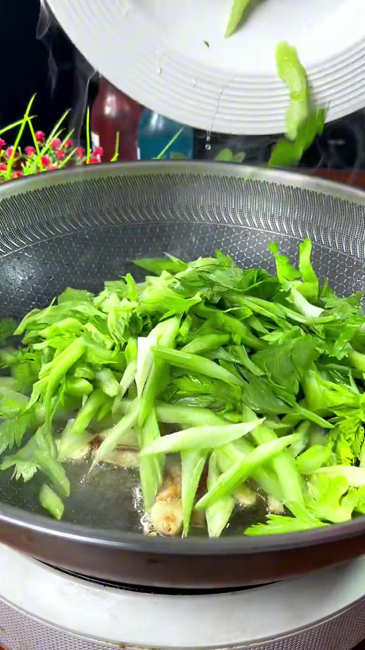 越是简单的家常菜越下饭,芹菜炒粉条越吃越香简单好吃 美食 学会快去试试吧 天儿冷吃点啥 美