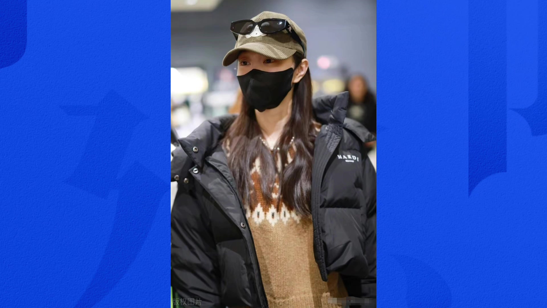 黑色短款面包服易搭配,显腿长,宋轶穿得很潮酷