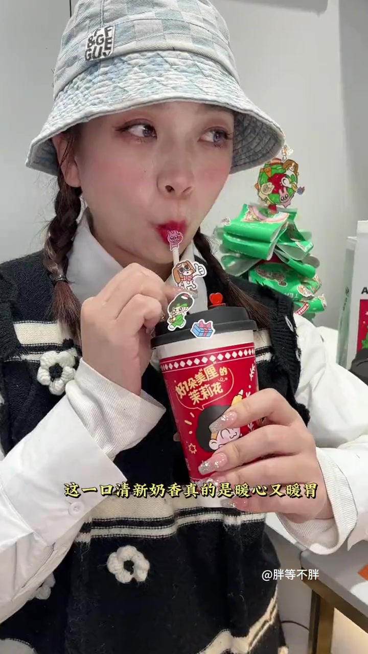 益禾堂新品暹罗厘普联名款茉莉白轻乳茶,又多了一项哄女友开心技能!离谱的喝奶茶理由 益禾堂 