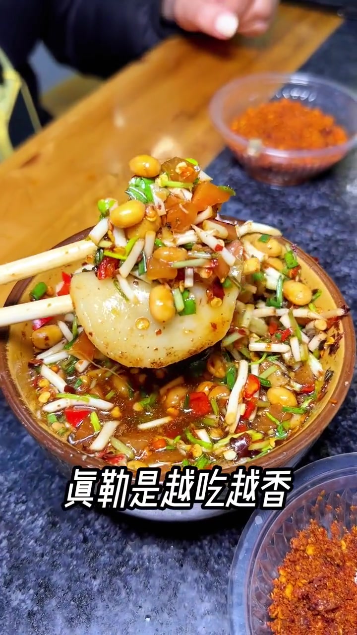 都匀这家王老红水城烙锅,有一道招牌的稻草臭豆腐真的好上头,闻起来臭吃起来更臭!都匀美食打卡