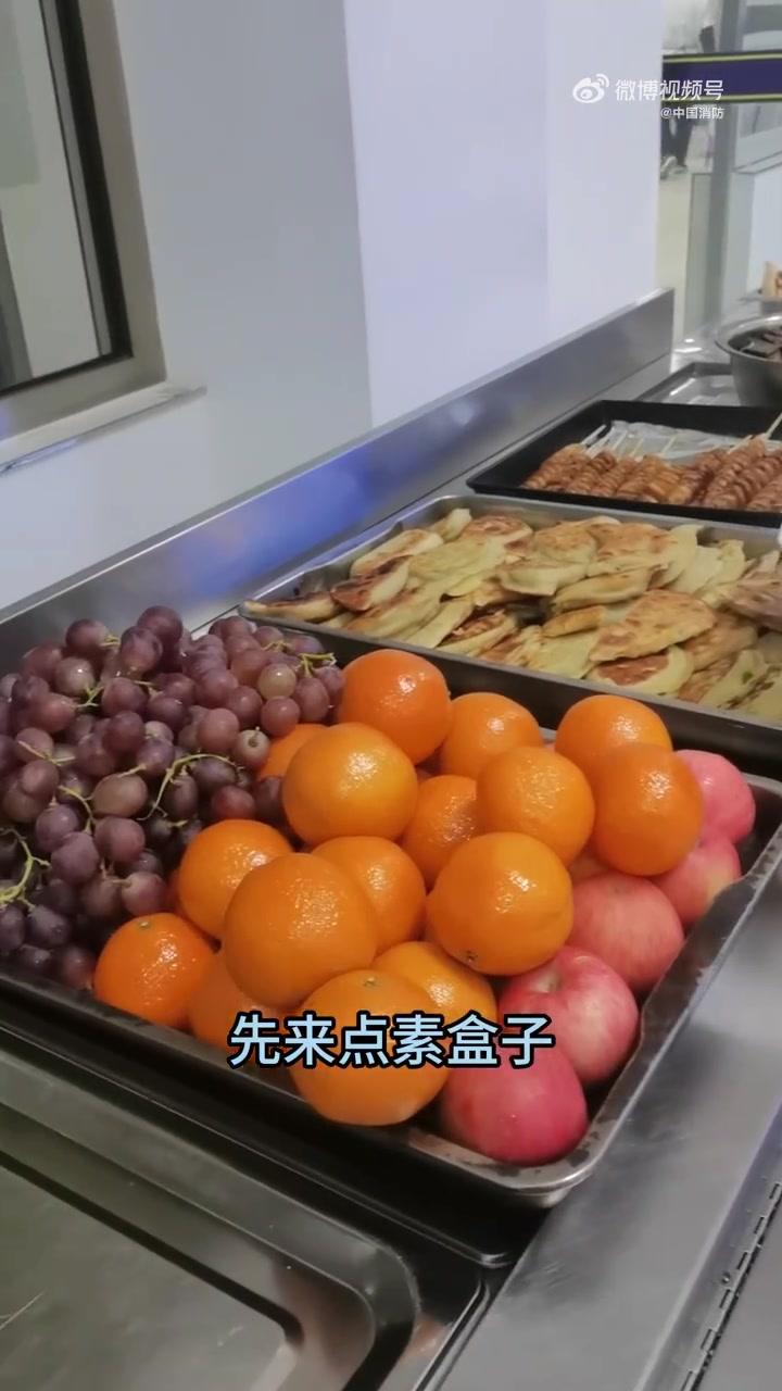 「想去消防站食堂蹭口饭慢慢吃」这不得租个房子慢慢吃 蓝朋友带你看消防队的硬核晚餐,素盒子、