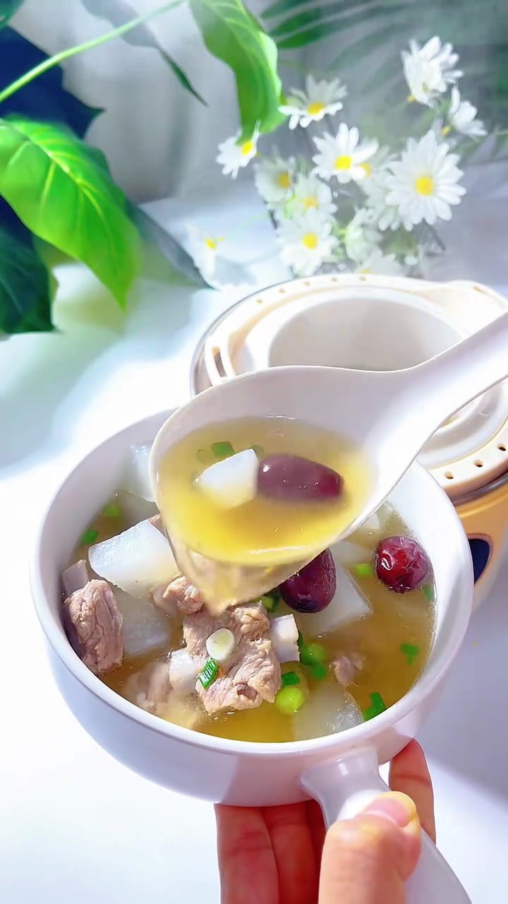冬天可以多给孩子吃白萝卜,今天用白萝卜给孩子炖了排骨汤,鲜甜好喝!喝一碗暖胃又暖心