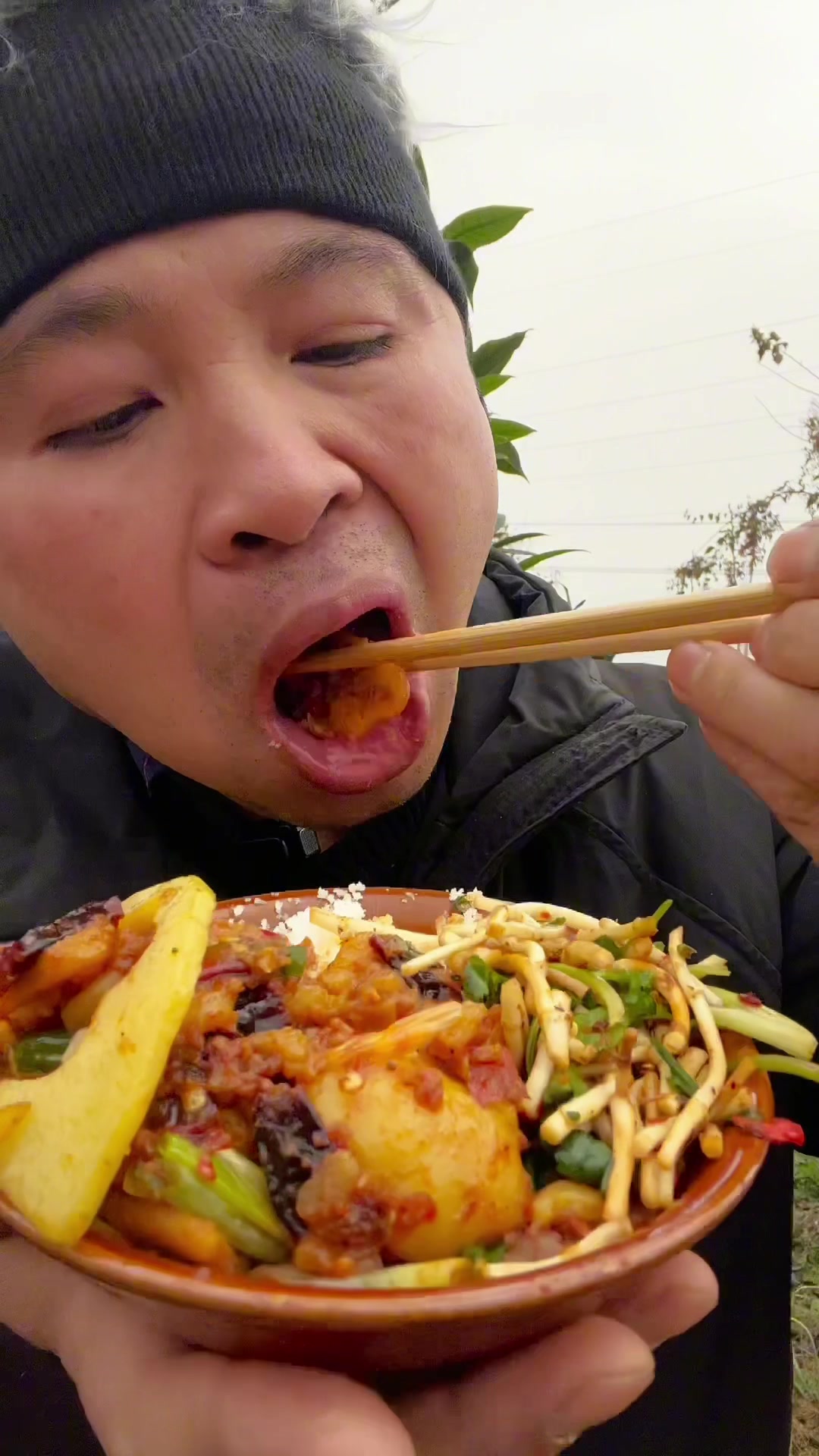 苞米面饭下腊肉折耳根