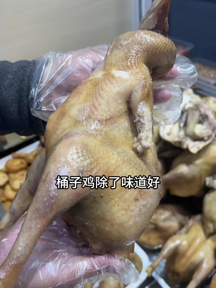 开封桶子鸡百吃不厌,今天来的这家是开了几十年的老店,很正宗。开封桶子鸡牛肉 桶子鸡