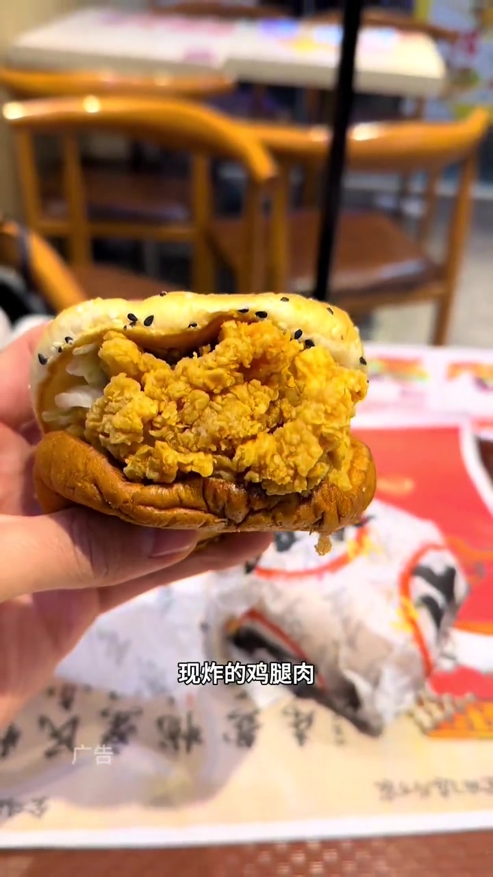 华莱士,咔滋脆鸡肉堡两个只要10。华莱士国民汉堡 华莱士年终福利末班车 新年招财进堡 天儿