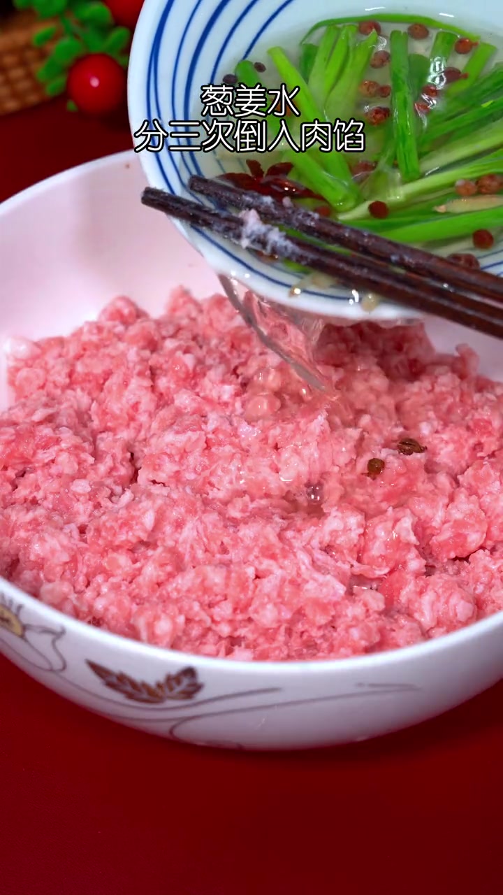 鲜嫩清香的芹菜馅饺子,芹菜可千万不要去掉水分,今天把我家以前开饺子馆的方法分享给大家 饺子