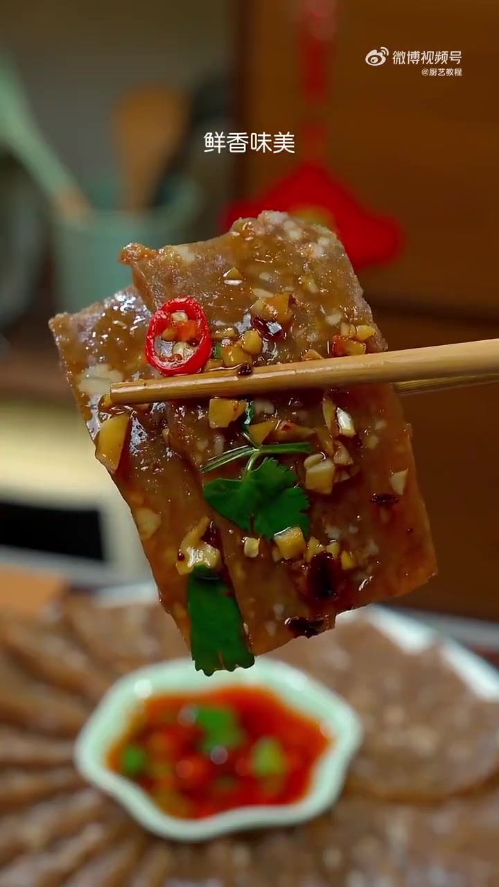 乡村传统美食肉焖子的家常做法,爽滑筋道、鲜香味美,用它煎炒、凉拌、做扣碗都很好吃。美味辽宁