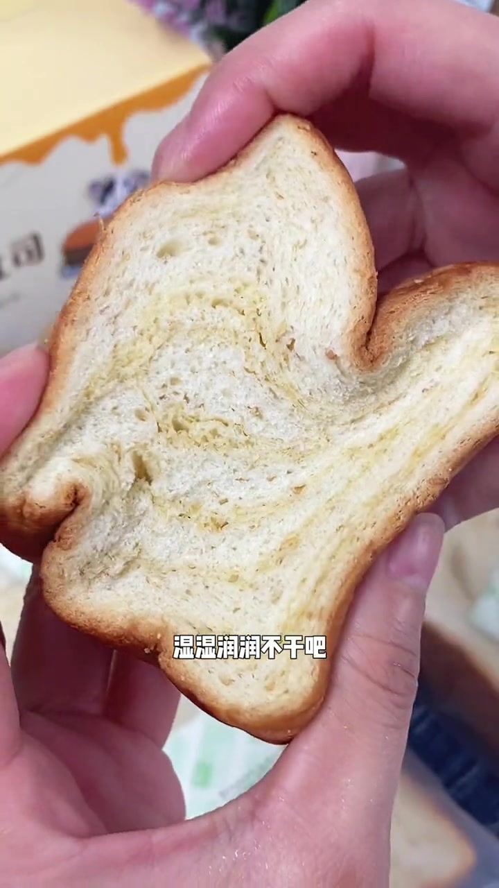 用新西兰进口牛奶和安佳黄油做的 全麦吐司 奶香味超浓郁,直接吃 做三明治都超赞 吐司 厚切