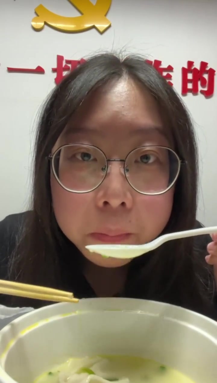 今天吃的是骨汤抄手 碳烤鸡腿肉 工作日午餐 今天吃什么 办公室午饭