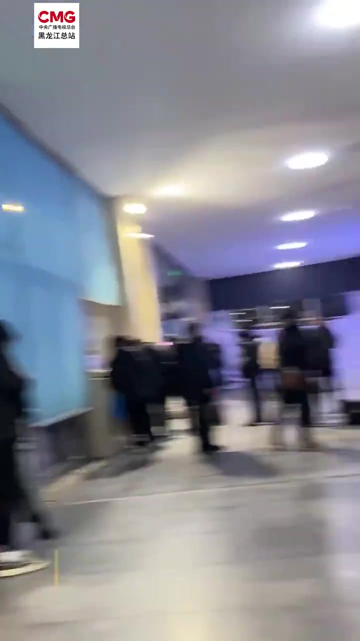 被东北的哥的热心震惊了「的哥帮乘客拎30斤行李直冲检票口」近日,黑龙江齐齐哈尔,一名乘客着