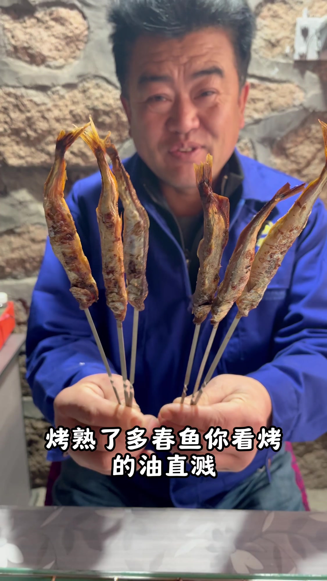 渔民老海今天给大家做烤多春鱼干,胶东特产,酥酥脆脆的太好吃啦