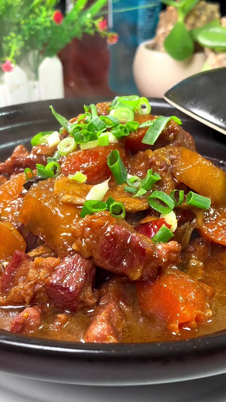 冬天了来上一锅牛肉炖萝卜那叫好一个好吃,再配上一碗米饭我能吃三碗 美食 美食教程持续更新 