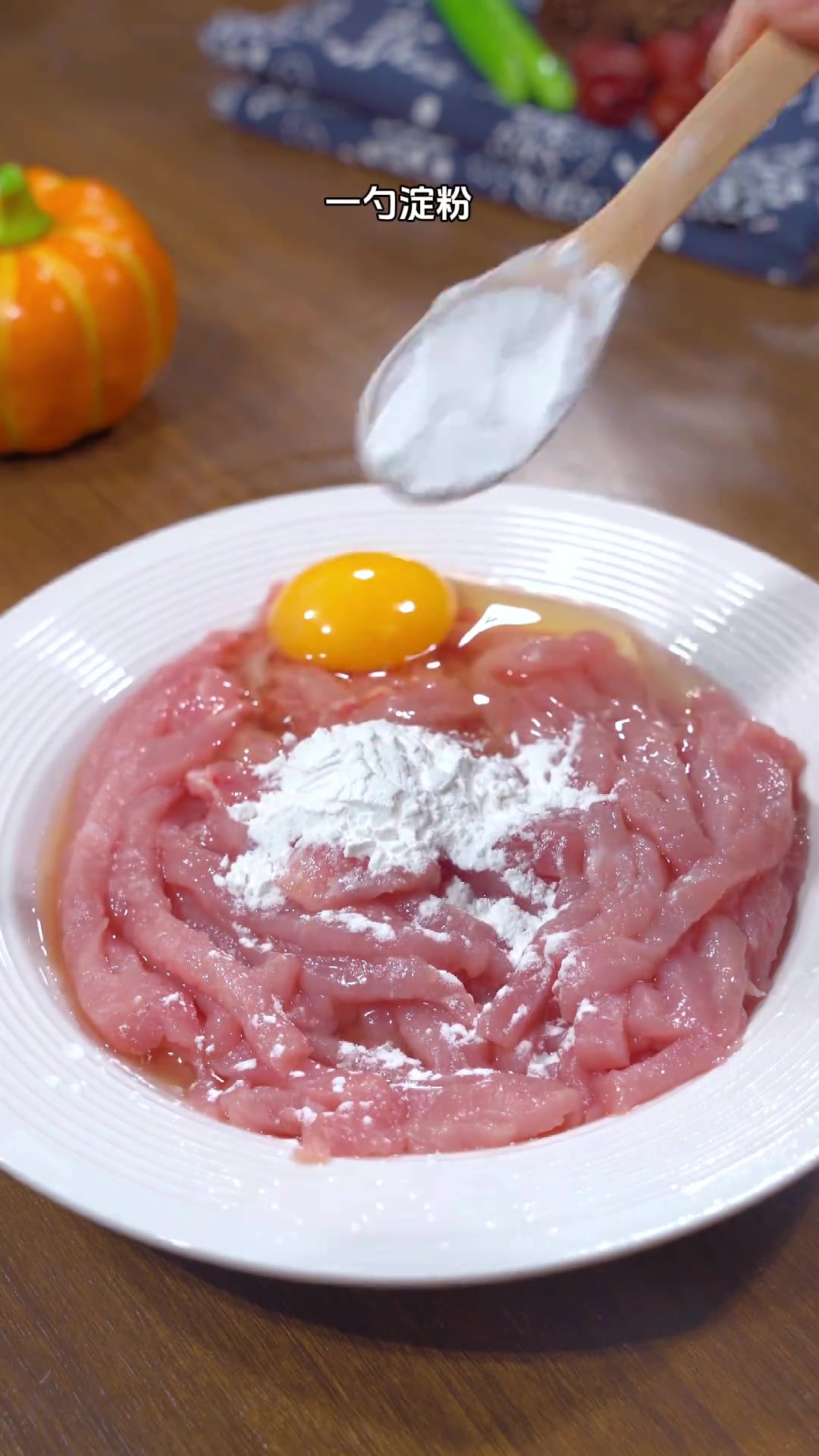 饺子皮上锅蒸一蒸,卷上京酱肉丝,一口一个比烤鸭还好吃。京酱肉丝 饺子皮 美食 美食教程 京