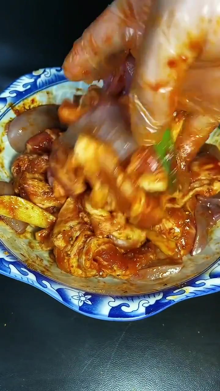 烤肉新吃法!东北农村生活vlog 冬天少不了热乎乎的铁板菜 天儿冷吃点啥 铁板菜 妈呀太香