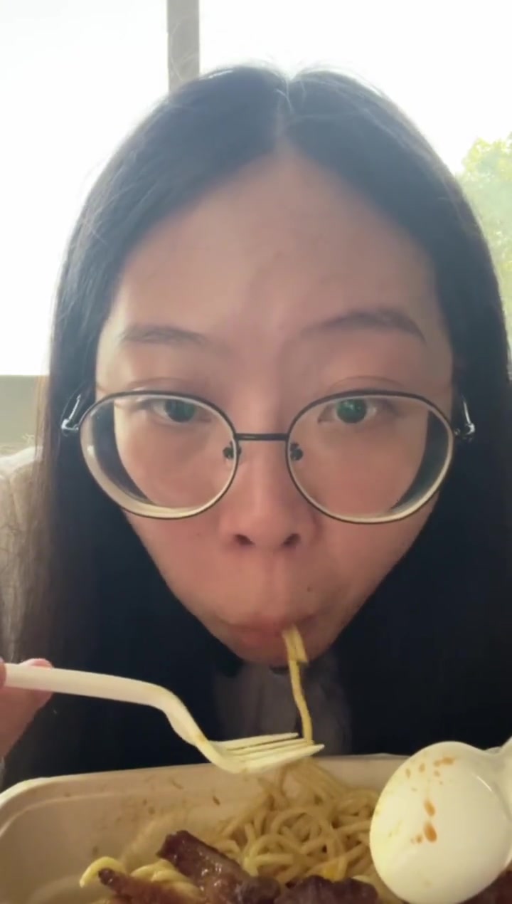 今天吃的是咖喱鸡扒意粉 办公室午饭 今天吃什么 开饭了