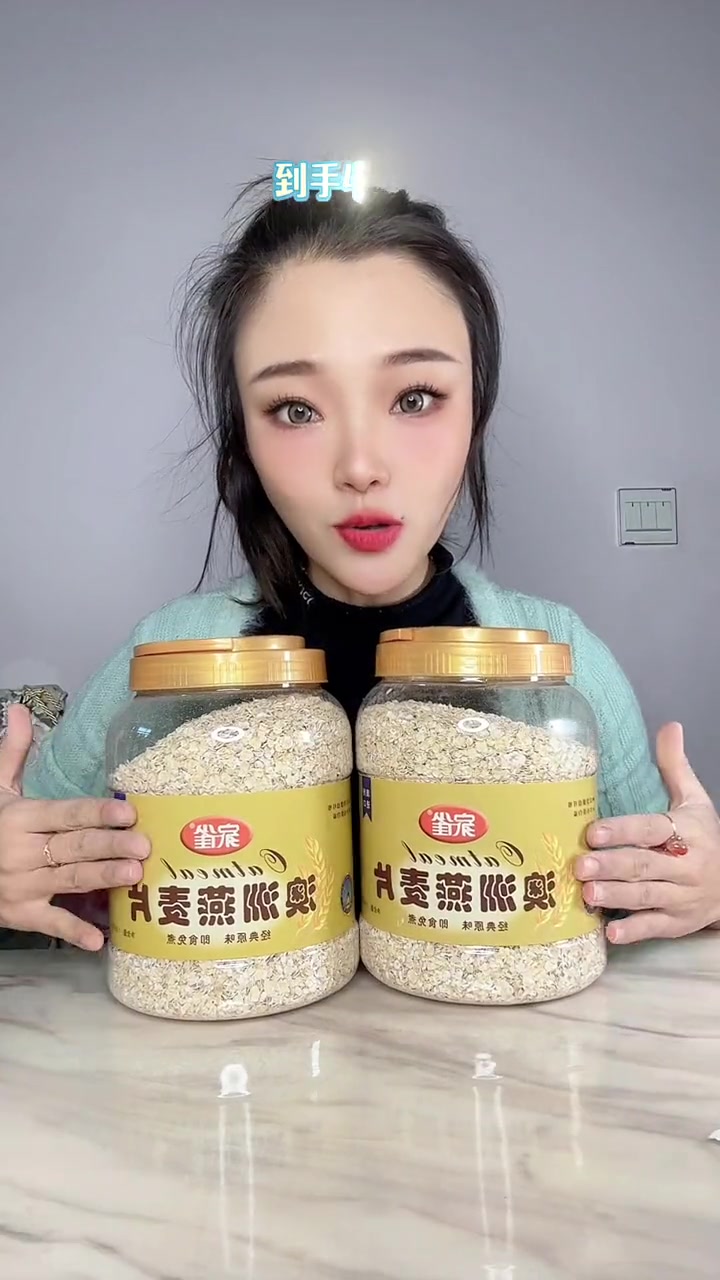 冬天早餐就适合来一碗暖暖的 燕麦粥 当然各种 燕麦杯 隔夜燕麦 燕麦炒饭 我都好喜欢!粗粮