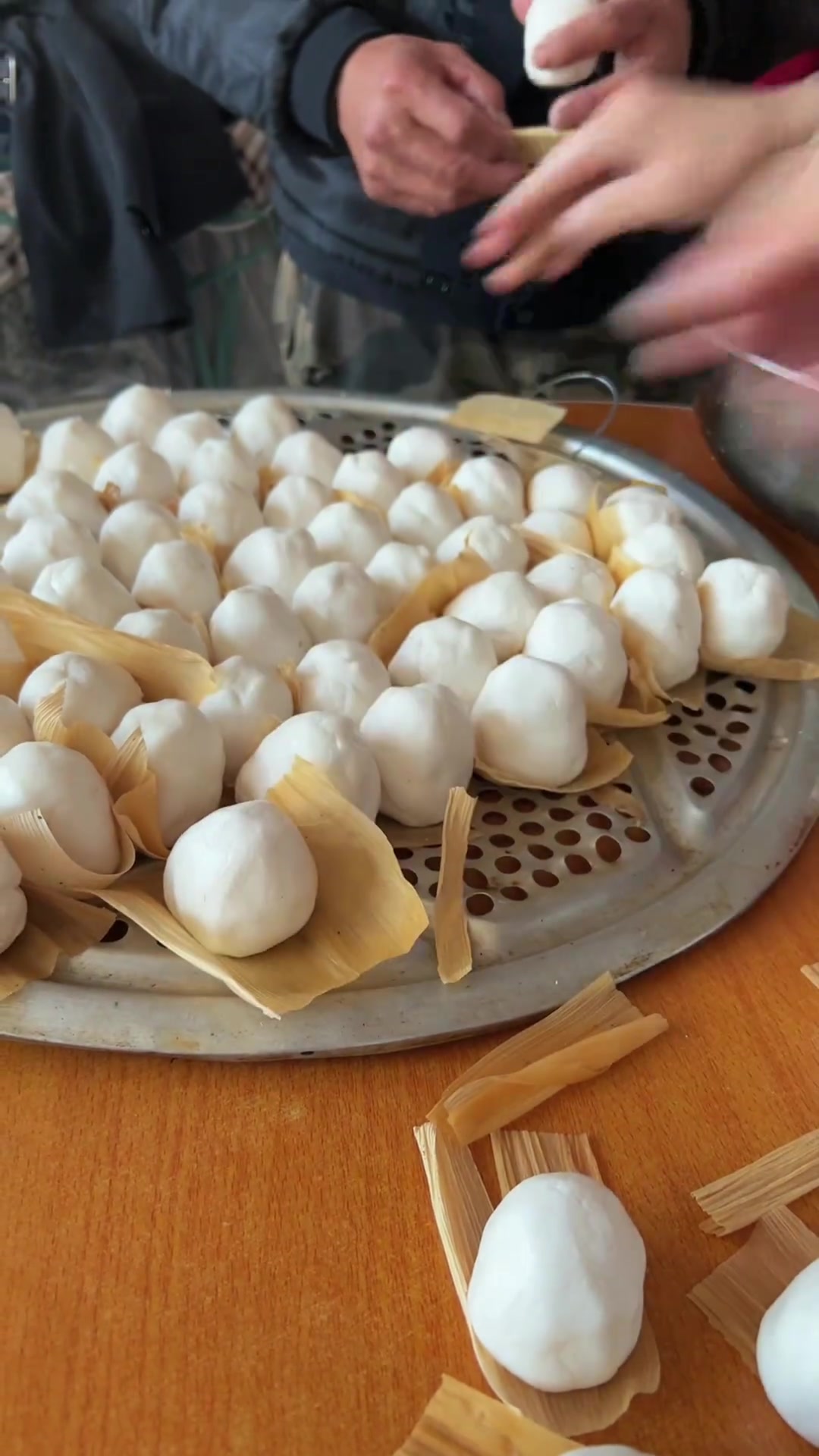 来大姑家包豆包啦,没包两个,混了顿饭吃,哈哈,他们岁数越来越大了,能多陪陪他们也好 记录我