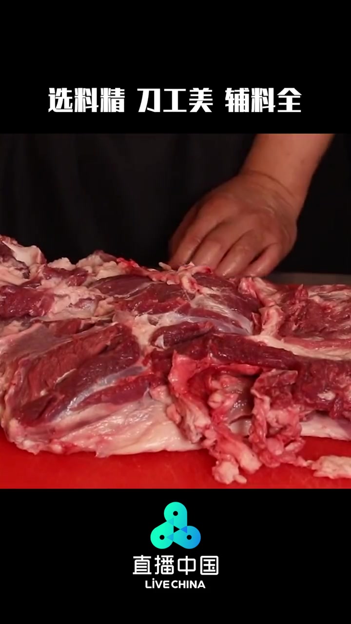 老北京涮羊肉是北京传统美食,具有选料精、刀工美、火锅旺、底汤鲜、调料香、糖蒜脆、配料细、辅