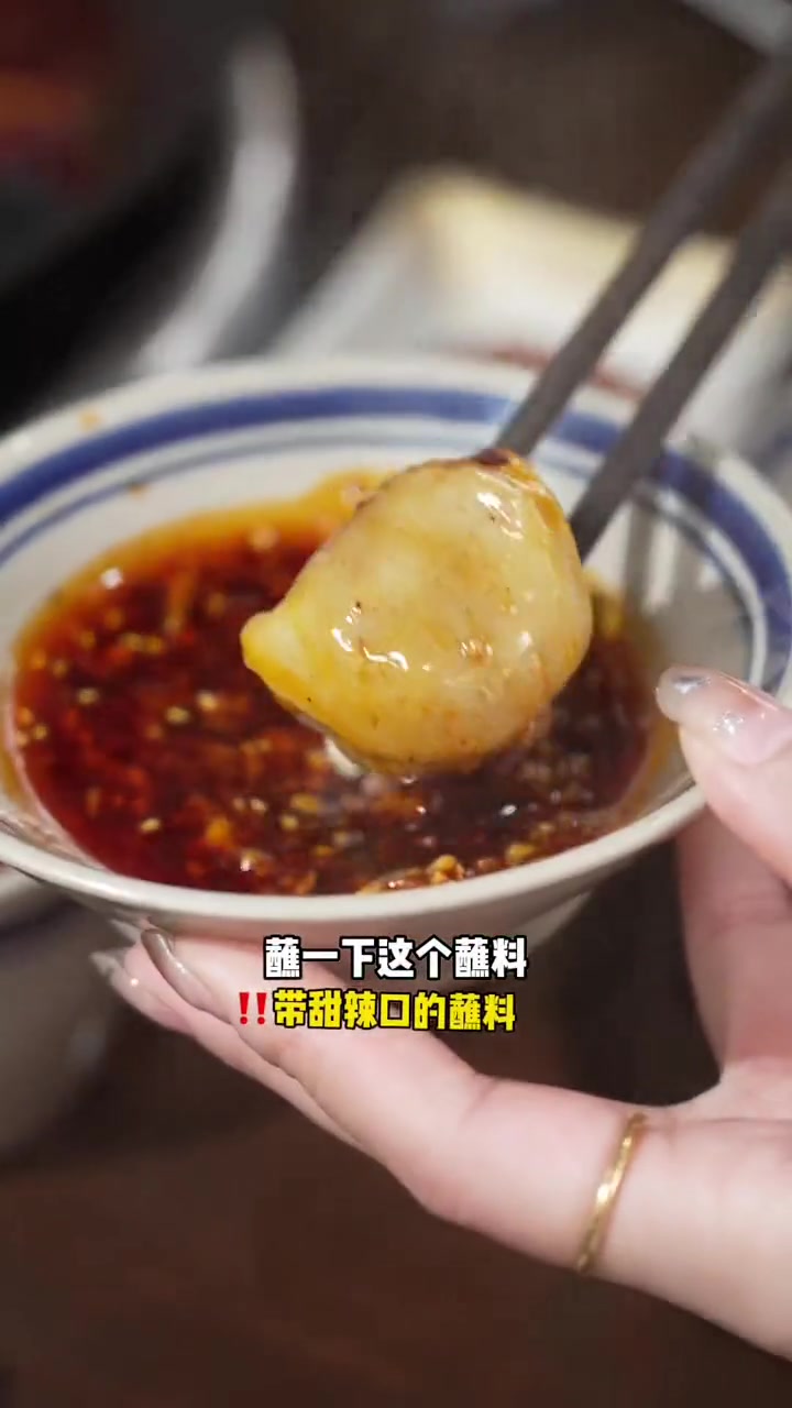 以汤锅的形式吃的跷脚牛肉,一次性吃到两种风味的跷脚牛肉还是在百年老宅里巷子里的美食 天儿冷