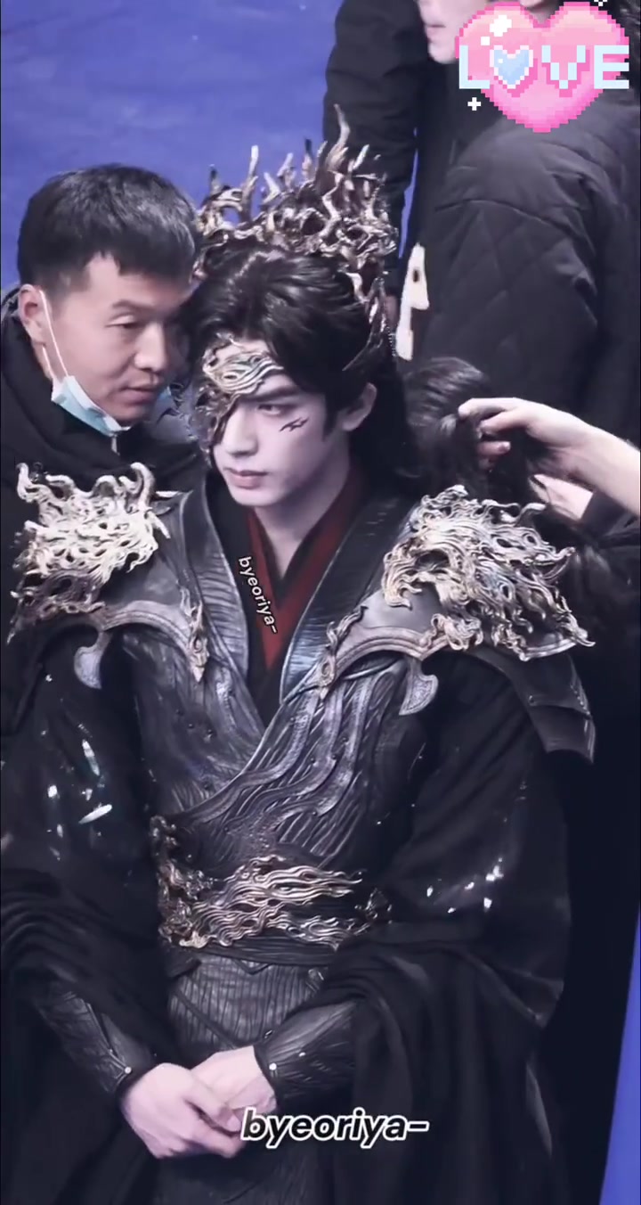 魔尊还是得身材高大的人来演,宋威龙这造型不错