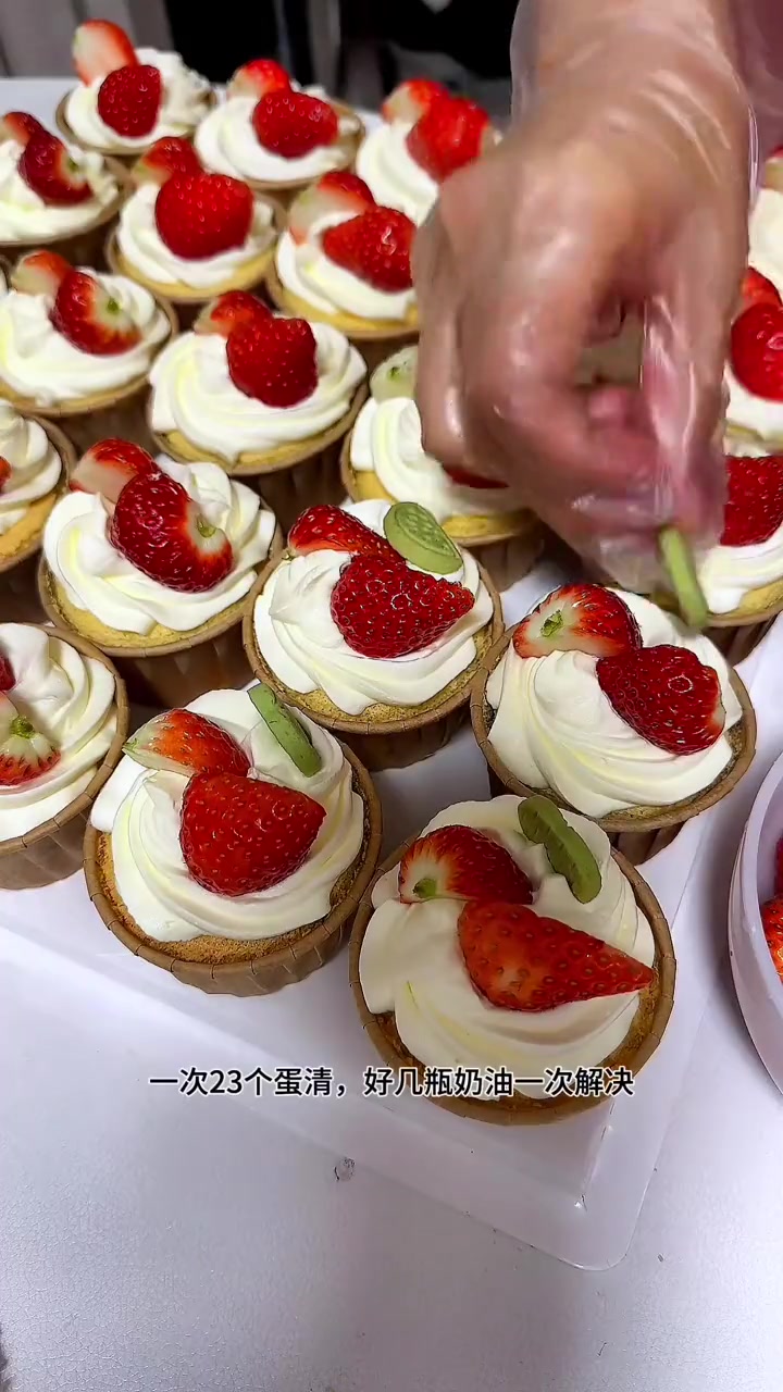 创作灵感 挑战一个人第一次一天做200个纸杯蛋糕外加10寸新年蛋糕,忙到最后看见什么都是蛋