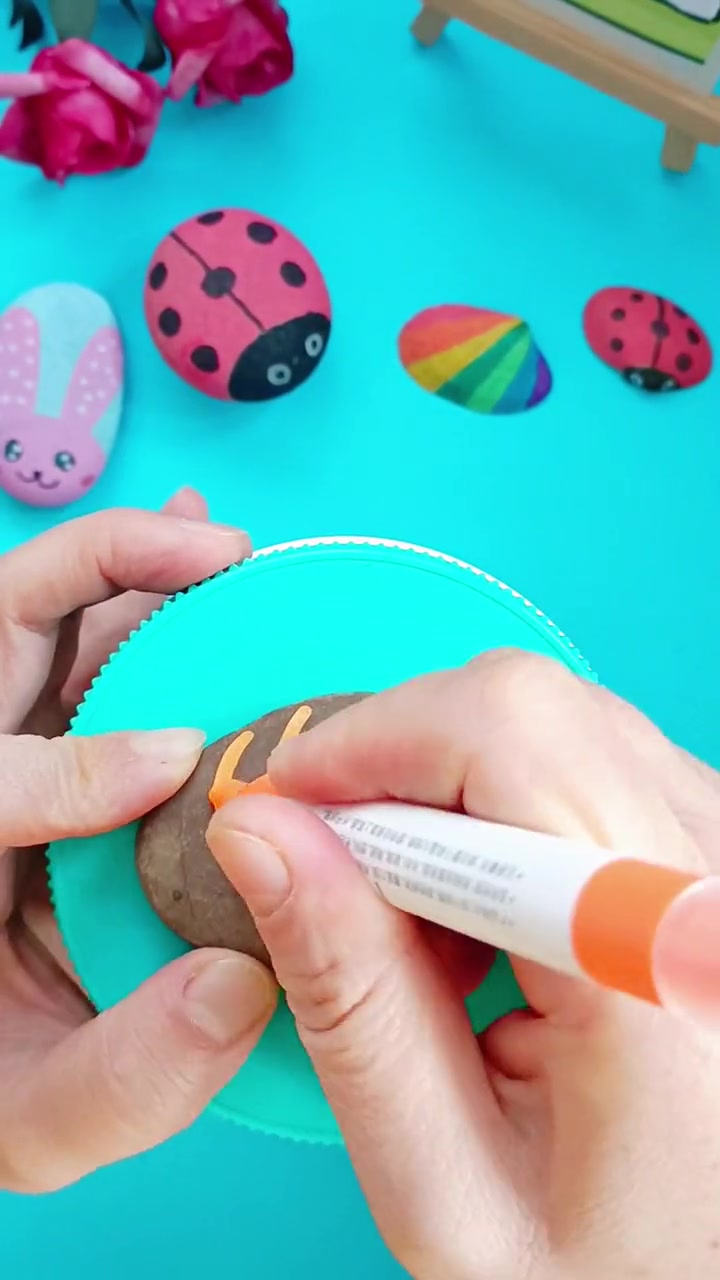 捡了一堆小石头,带孩子一起来给石头华丽变身成小丑鱼吧!你还想到变成什么呢?儿童画 小丑鱼简