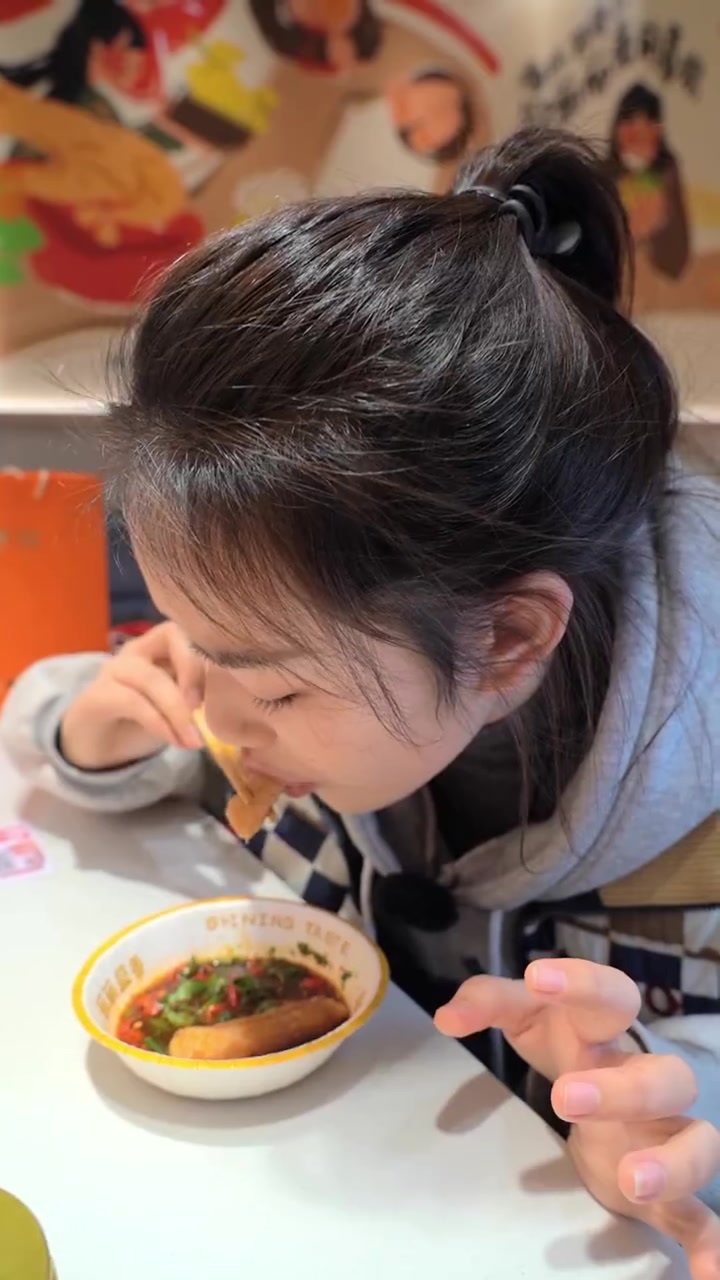 「烟火可亲|湖南人跨年就是要吃得“湘湘辣腊”」一口腊味过大年,盛香亭全新口味湘湘辣腊卤煮锅