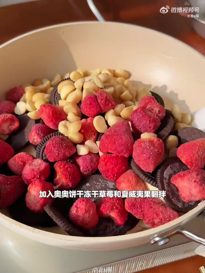 又来自制雪花酥啦 奥奥莓莓/椰椰芒芒两种～配方还是一直用的 很适合烘焙小白练手!有平底锅就