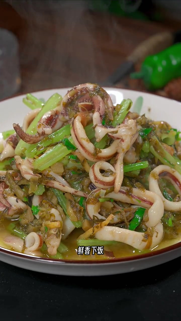 芹菜炒鱿鱼 以后鱿鱼买回来不知道怎么做好吃,今天这个方法你可不能错过了 炒鱿鱼 鱿鱼