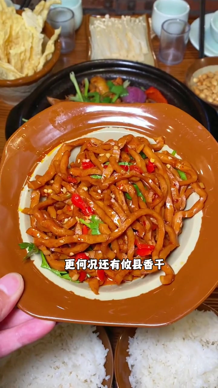 在福田华强北隐藏着一家开了24年老品牌的鸡煲,现在团购88就可以吃到这一桌三人餐,快艾特你