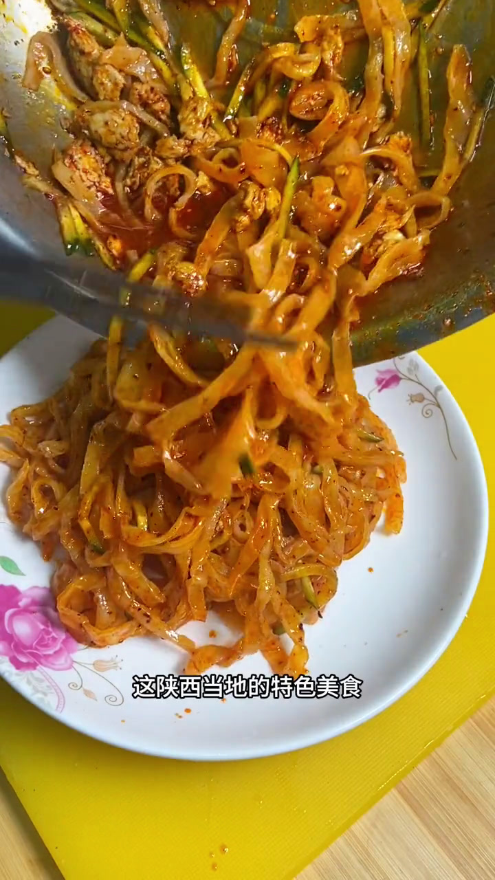 陕西当地特色美食宝鸡岐山擀面皮!陕西特色美食推荐 深夜放毒系列之让你饿的睡不着 正宗宝鸡擀