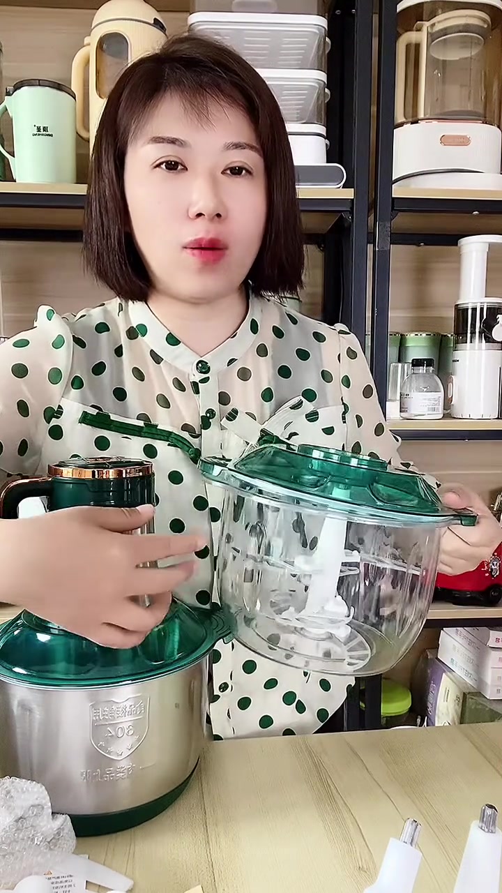 新款绞肉机活动来了,即日起左下角小黄车能拍到的,都是双盆双盖,到手五套刀,还有小刮刀和防滑