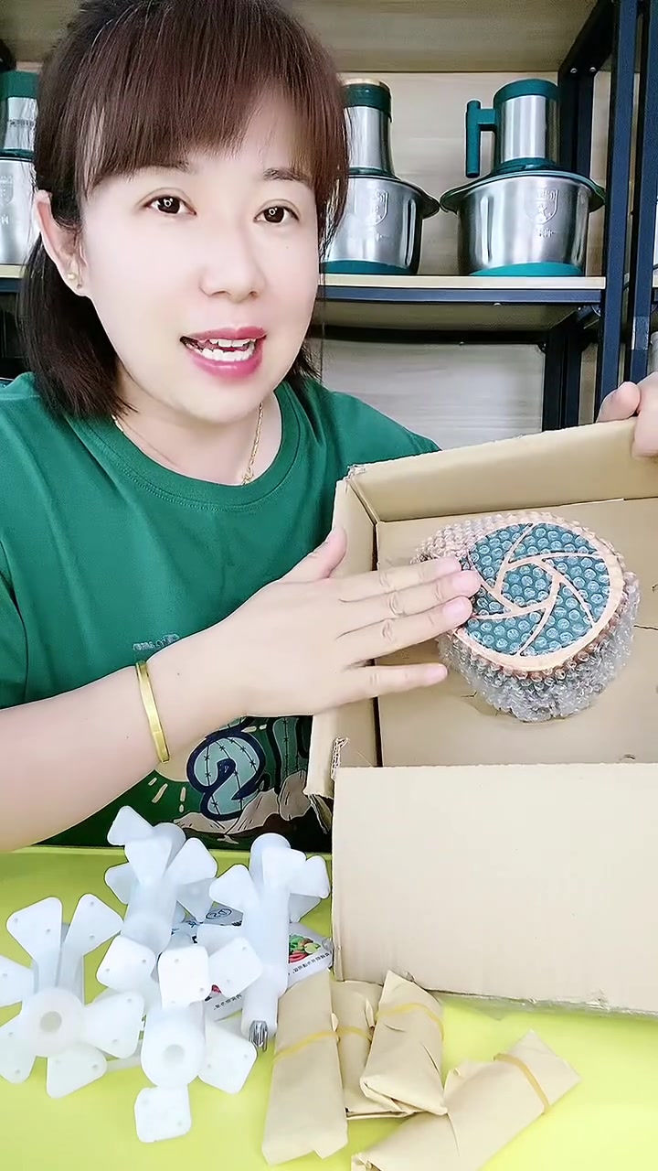 新款绞肉机活动来了,即日起左下角小黄车能拍到的,都是双盆双盖,到手五套刀,还有小刮刀和防滑