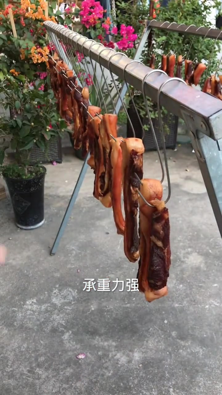 挂钩是S形的,不锈钢承重力很好!一面是钩子用来穿肉,另一面是挂钩,咸鱼腊肉用它晾晒很方便 