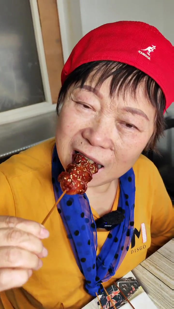 这种套餐很有趣,煎肉炸肉都在一起。而且有一股小时候的味道。小店不大,味道不错 煎肉 那些尝