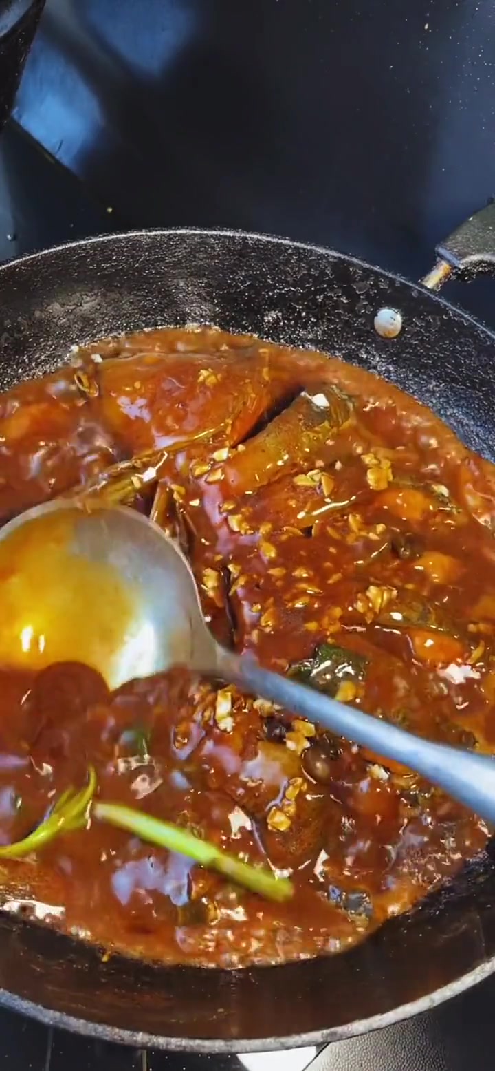 年夜饭必备鲤鱼焖小饼!美食教程 鱼的花式做法 大年三十餐桌上一定要有的菜 解锁年夜饭花样吃