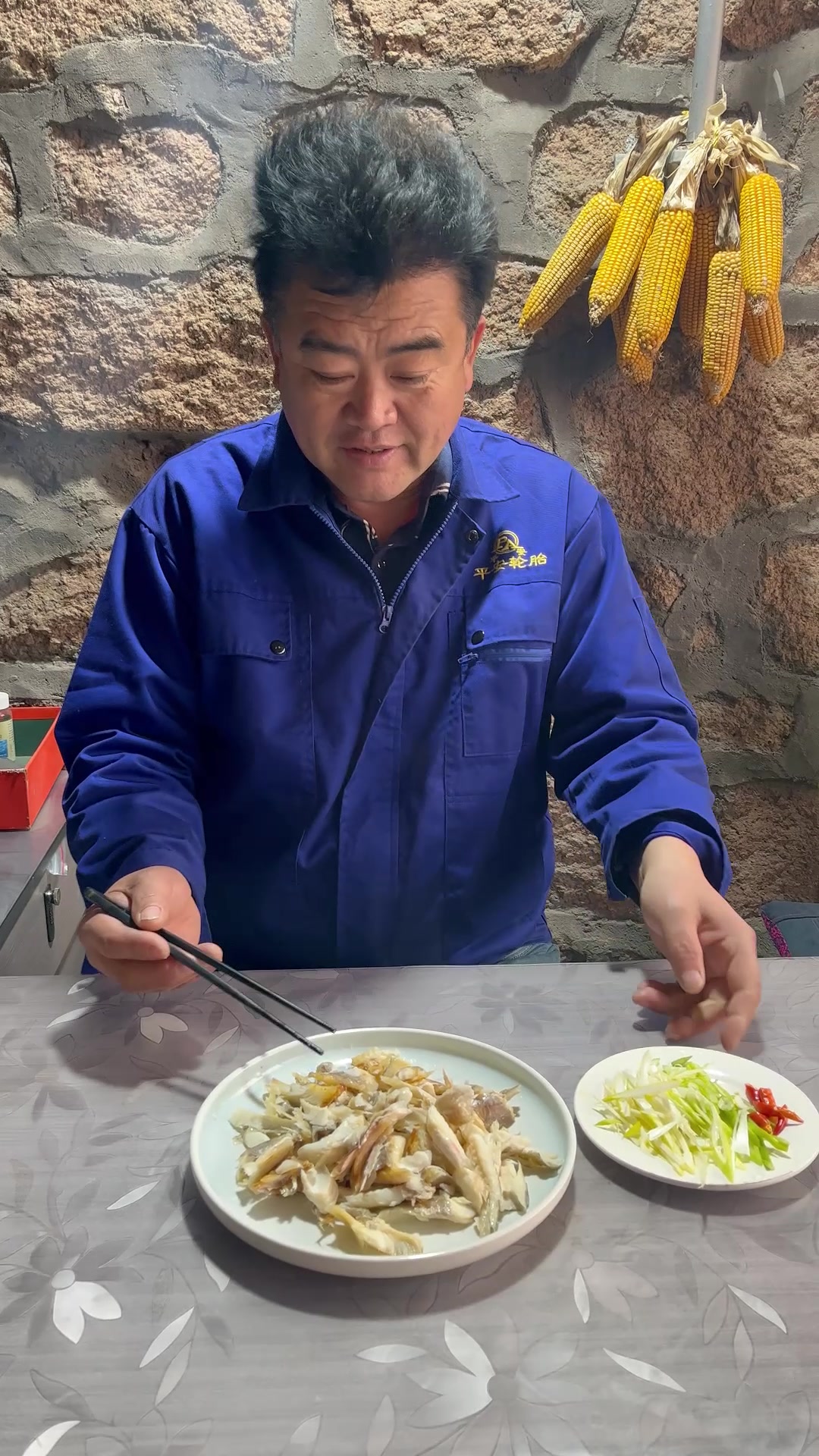 渔民老海做干拌红娘子鱼,蒜瓣肉营养特别丰富,吃起来非常鲜香